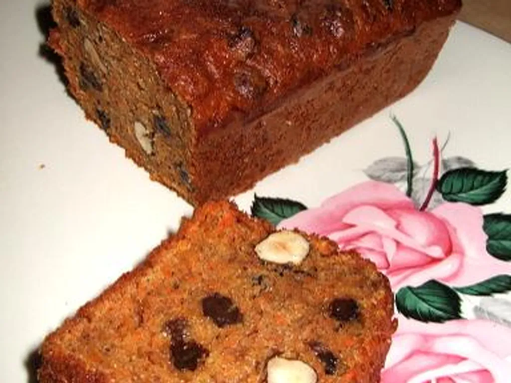 gâteau aux carottes (noisettes, raisins secs, gingembre et cannelle)