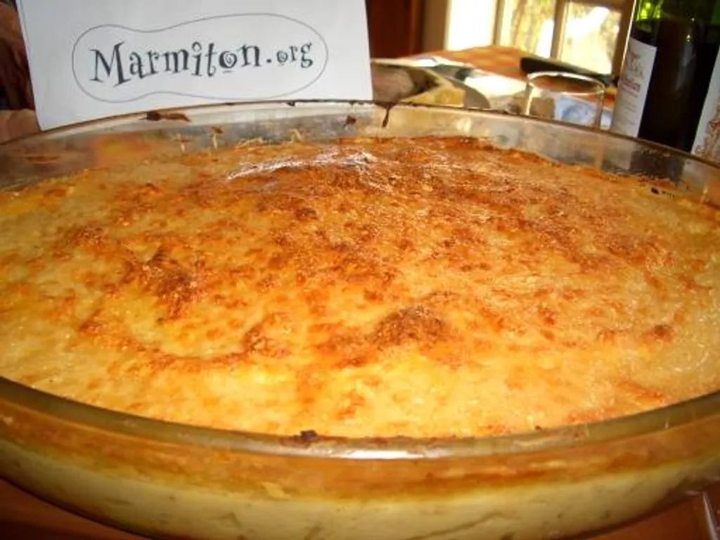 purée gratinée aux oignons et saucisses grillées