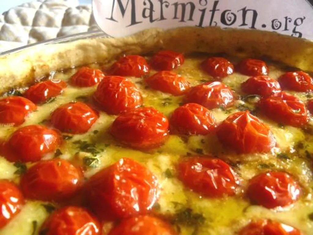 tarte aux tomates cerises, comté et caviar d'aubergine