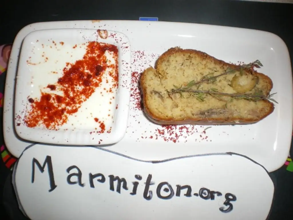 cake méditerranéen et sauce épicée au yaourt