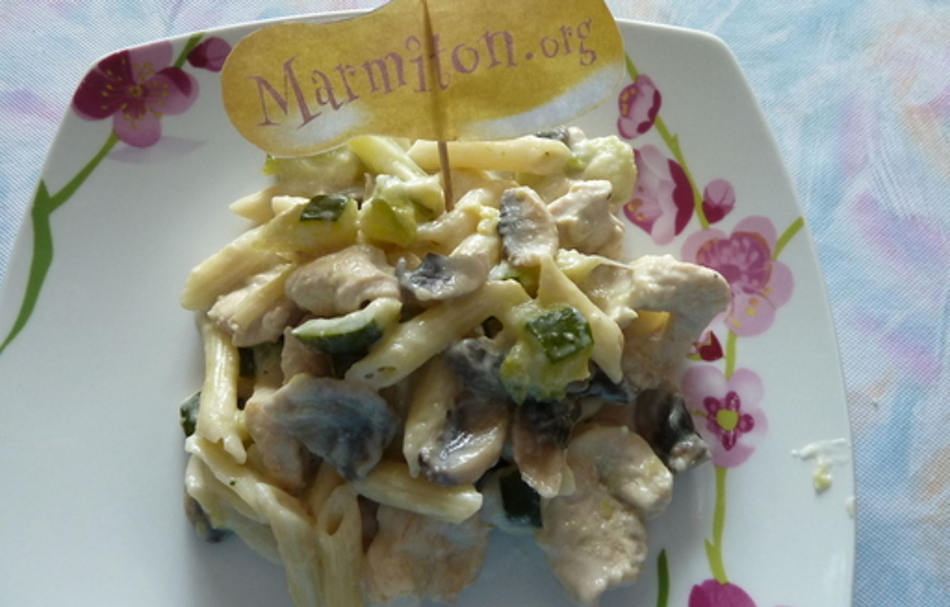 Pâtes au poulet, courgettes à la crème : Recette de Pâtes au poulet