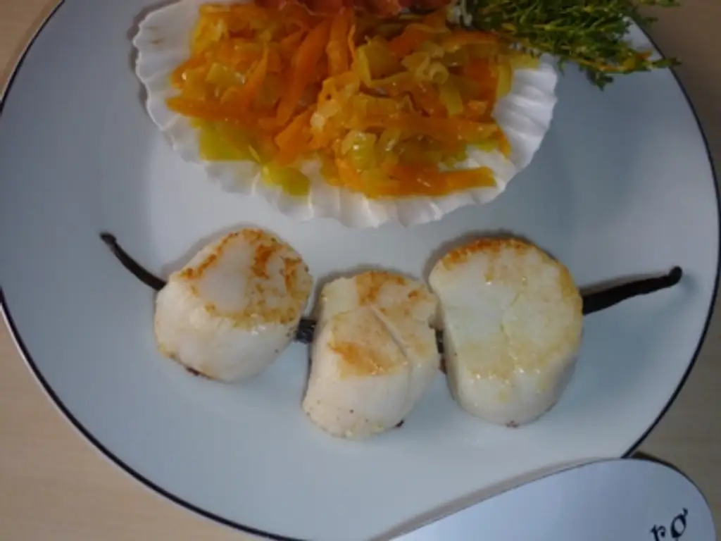 brochette de st jaques vanillées et son confit de poireau