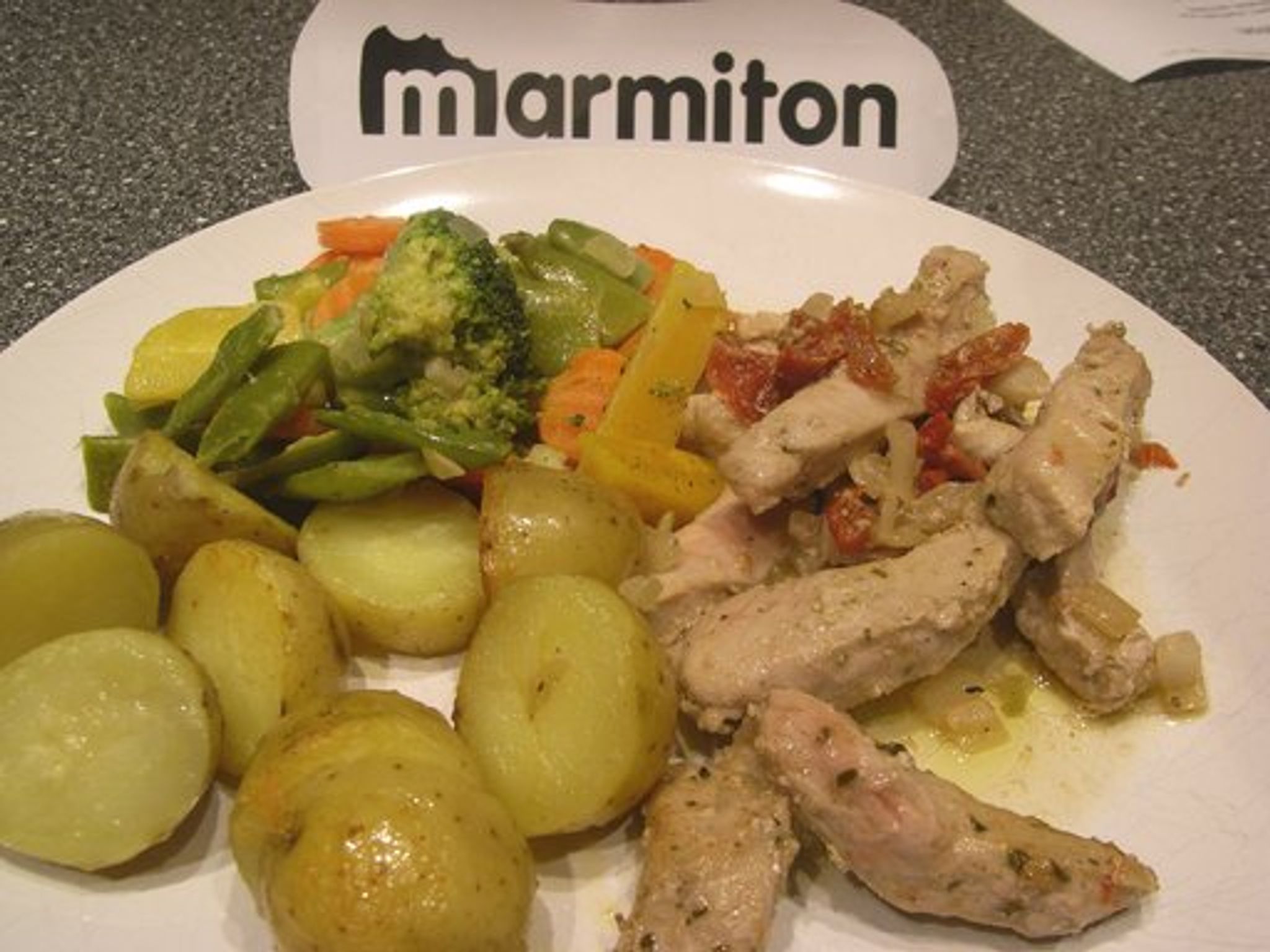 Filets mignons de porc marinés aux oignons et aux tomates séchées