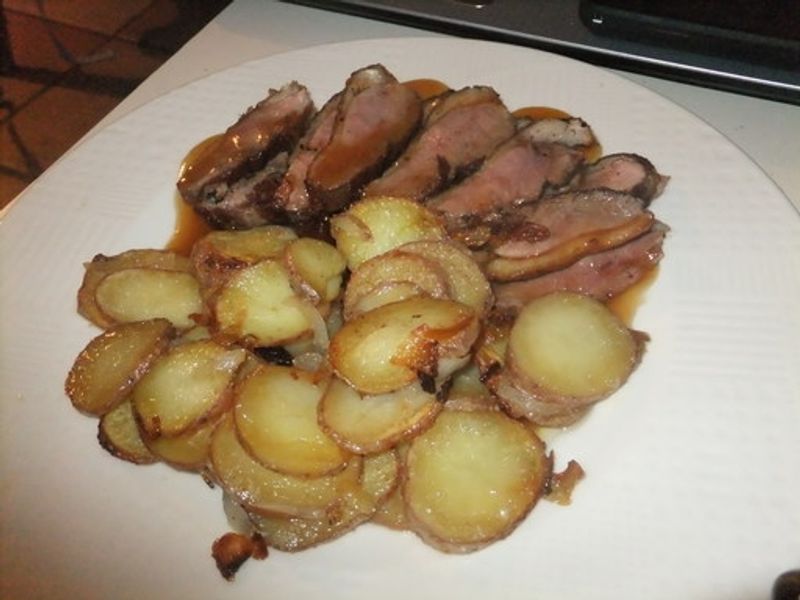 Magret De Canard Au Miel Pomme De Terre Et Oignon à Lail