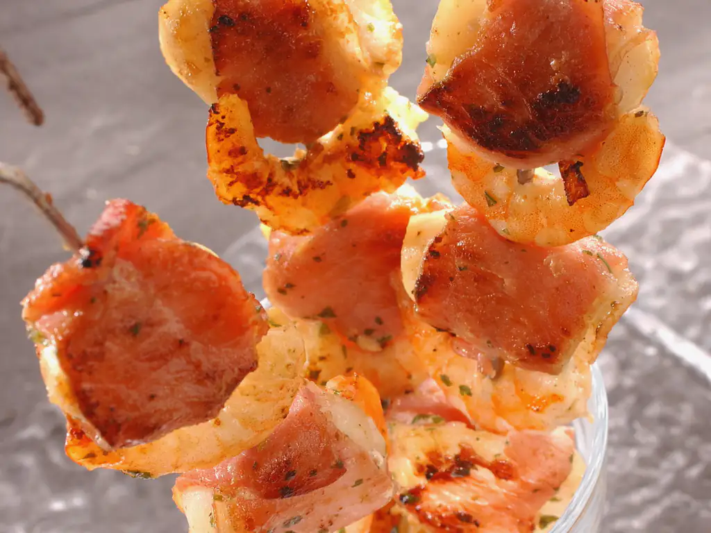 brochettes de saint-jacques et crevettes au bacon
