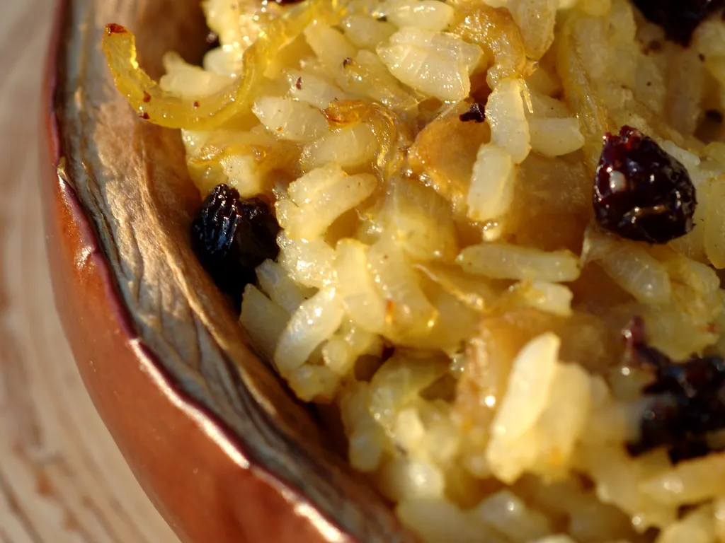 Passoire Avec Riz Brun Dans Une Casserole Sur Planche De Bois