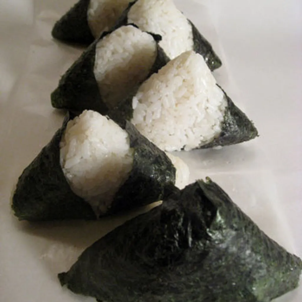 Onigiri au thon et concombre - cuisine japonaise - Recettes de