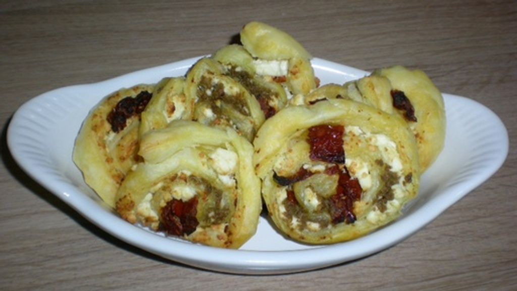 Feuilletés à la feta, tomates et tapenade pour l'apéro