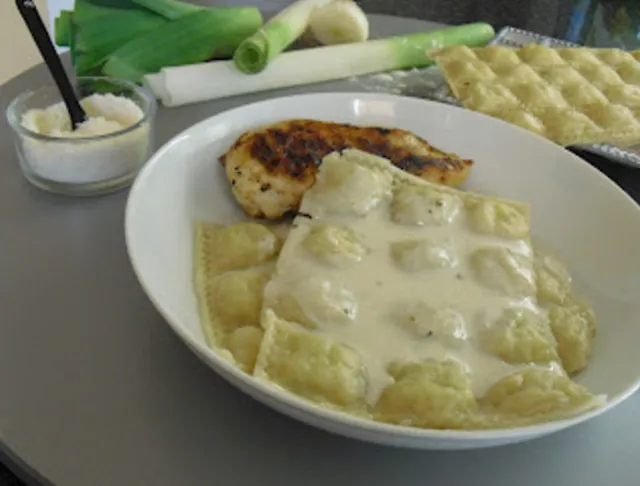 Ravioles à la fondue de poireaux et sauce parmesan : recette de