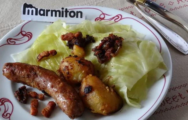 Potée de chou vert à la saucisse et à la fondue d'oignons