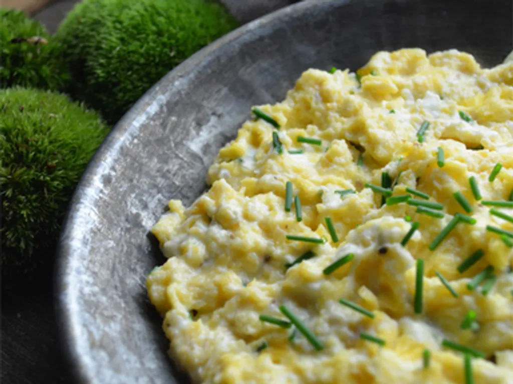 oeufs brouillés au chèvre ciboulette