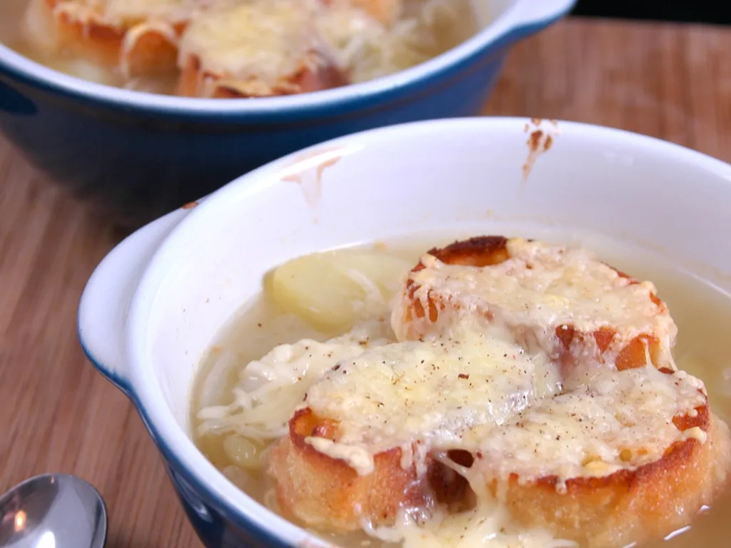 Soupe A L Oignon Norbert Commis D Office Soupe à l'oignon facon grand-mère : recette de Soupe à l'oignon facon  grand-mère