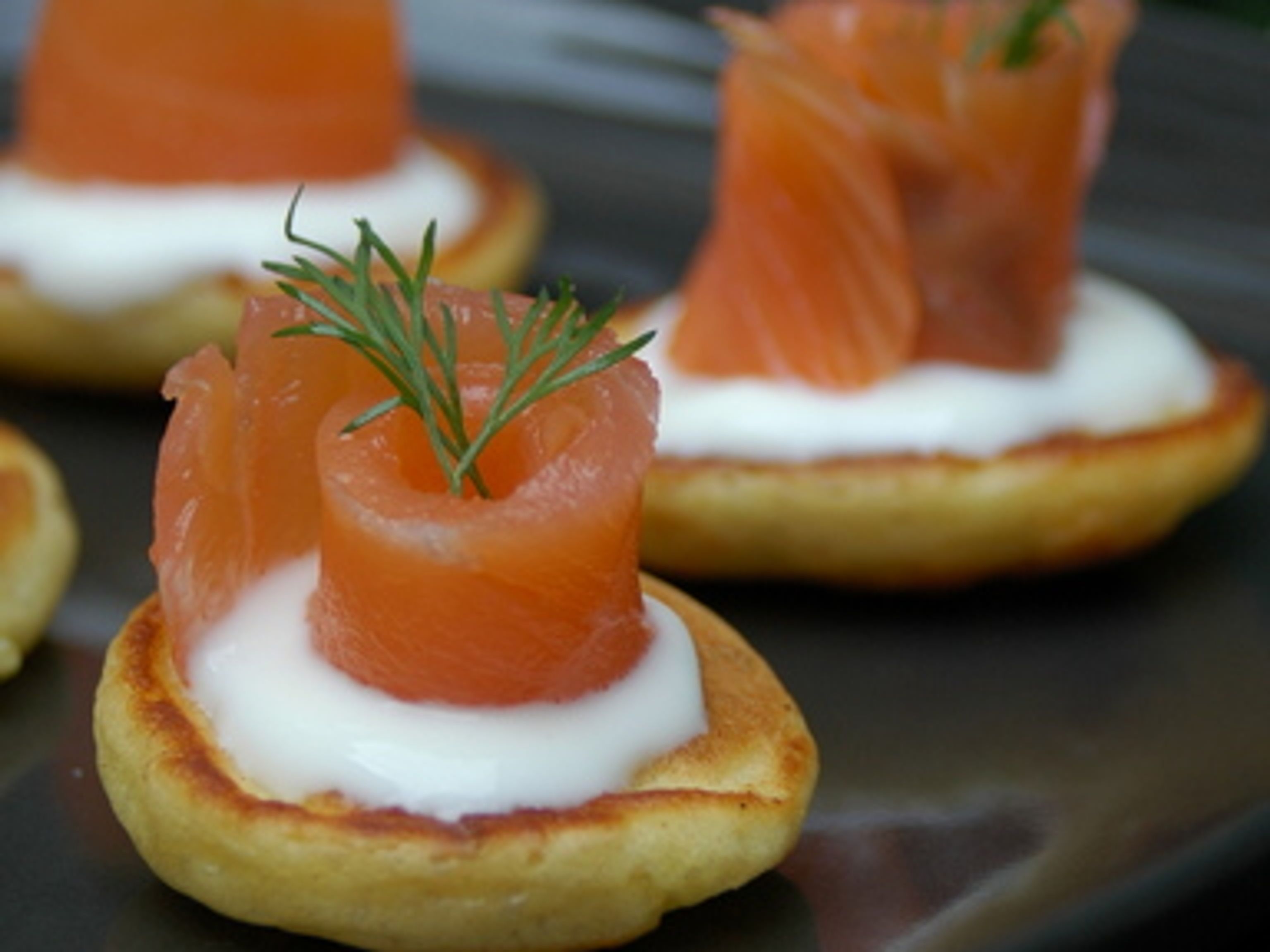 Blinis au saumon fumé : Recette de Blinis au saumon fumé - Marmiton