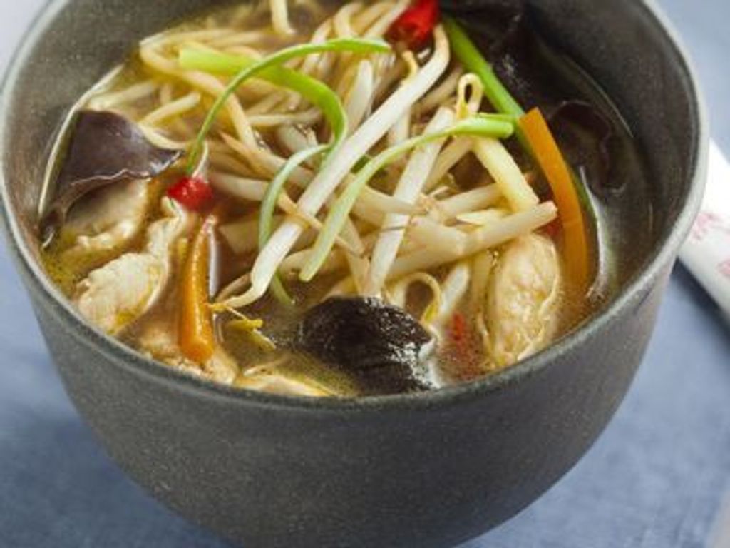 Soupe chinoise de vermicelles au poulet et aux crevettes
