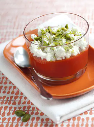 Petits verres tricolores : coulis de poivron, feta au cumin et pistaches