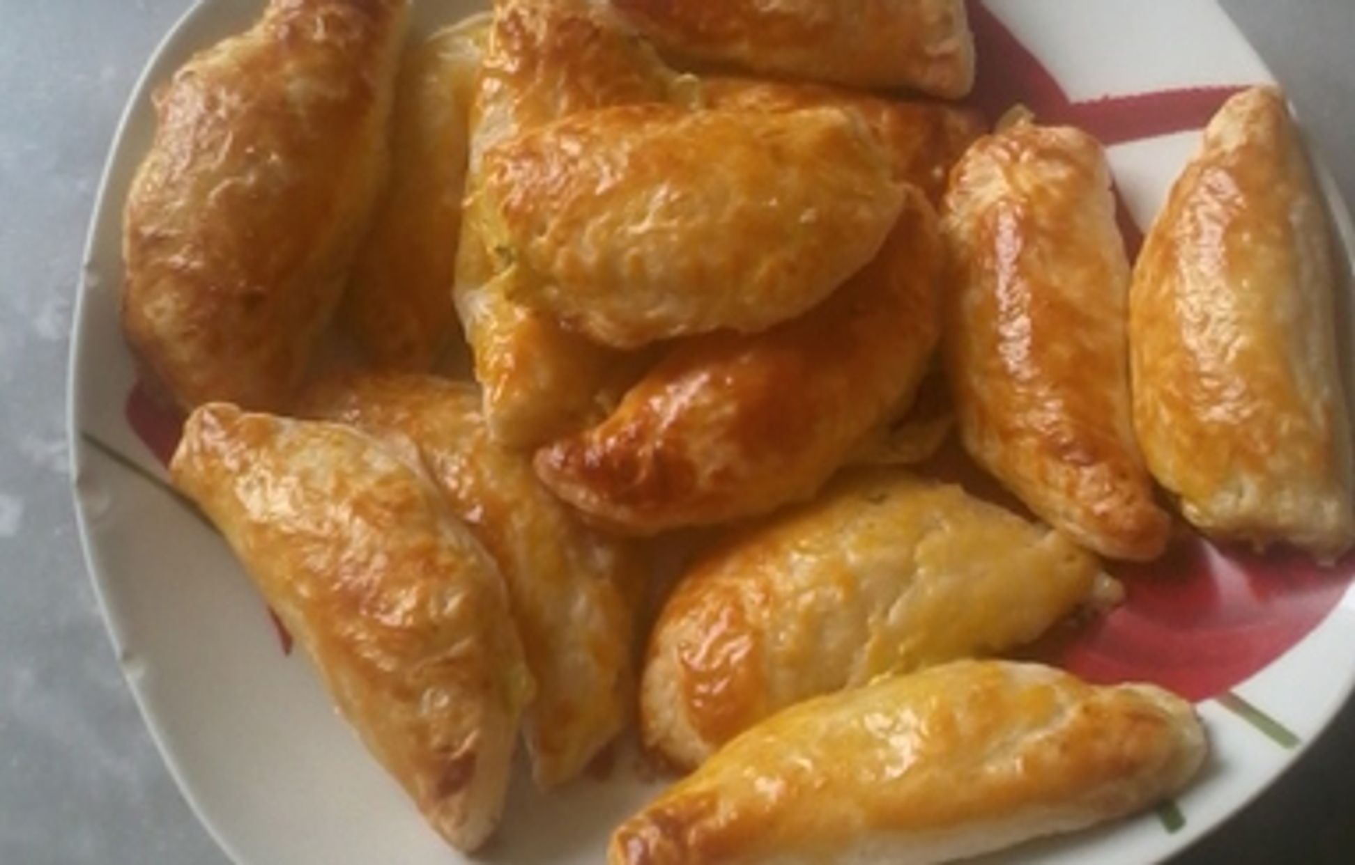 Petits chaussons à la compotée d'oignons : Recette de Petits chaussons