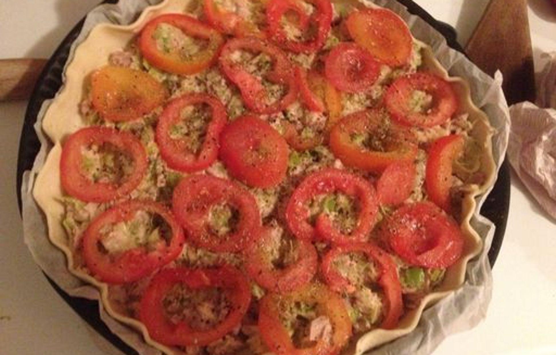 Tarte moutardée au thon, tomates et poireaux Recette de Tarte