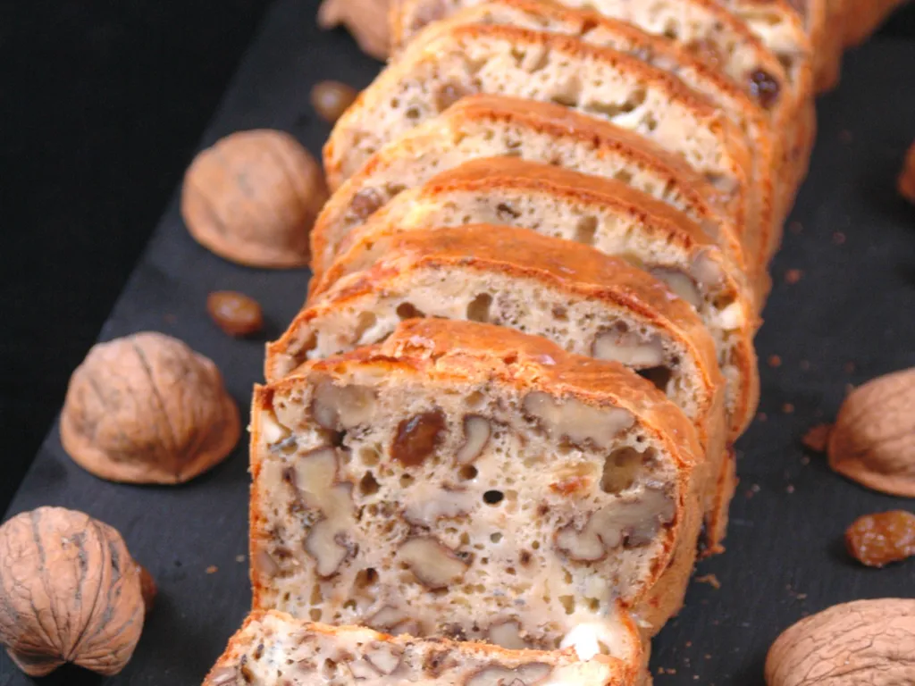 cake chèvre, noix et raisins secs