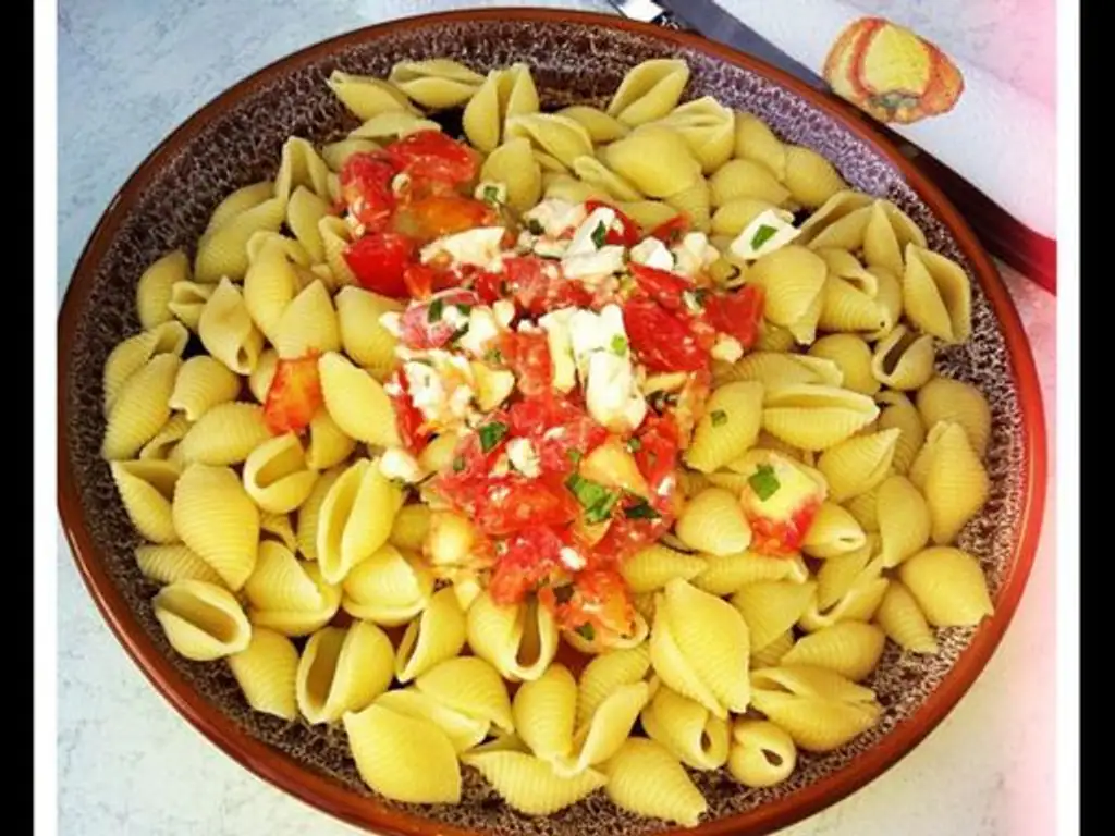 linguine tièdes aux tomates fraîches, mozzarella et basilic