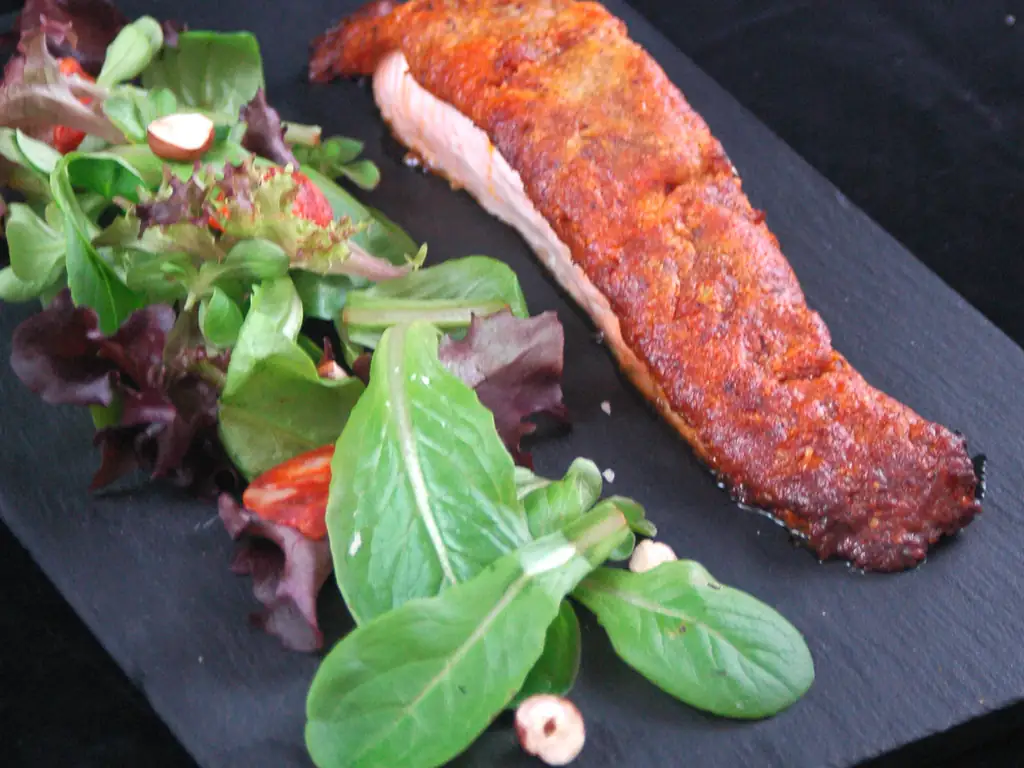 saumon en croûte de chorizo, parmesan & noisettes