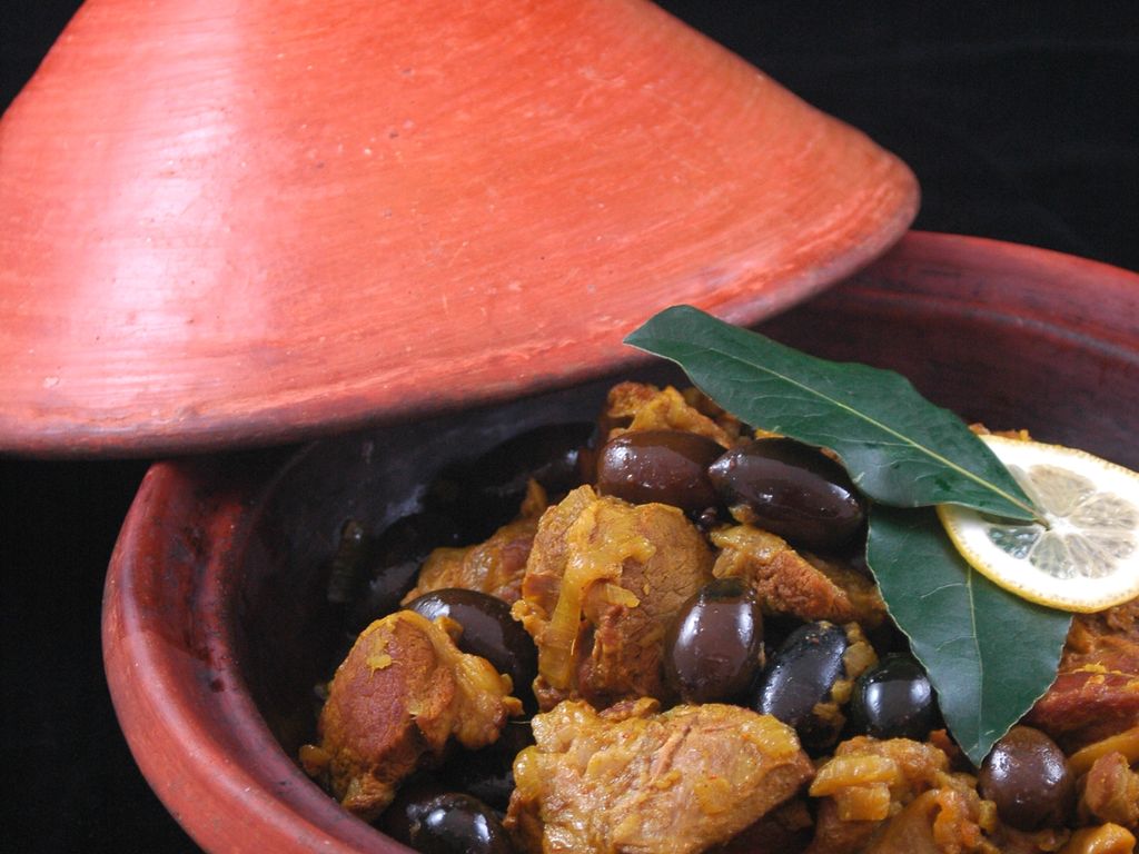 Tajine D’agneau Aux Oignons, Aux Olives Violettes Et Aux Citrons ...