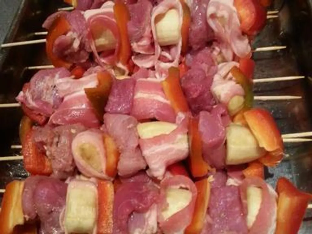 brochettes de porc à la banane