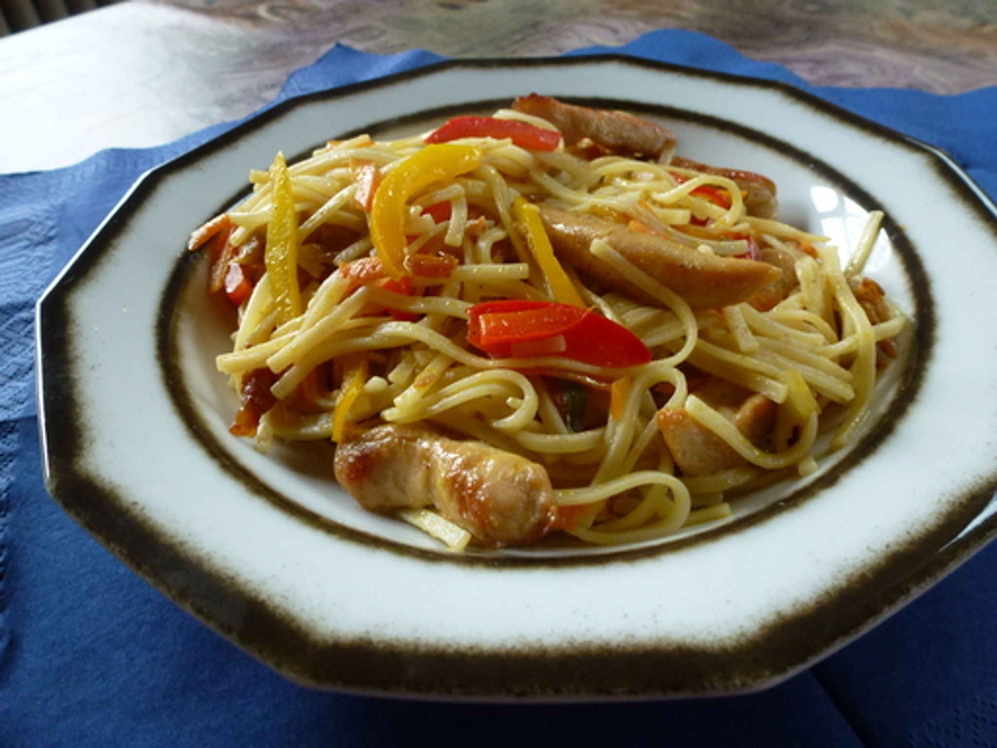 Nouilles au poulet et aux poivrons : Recette de Nouilles au poulet et