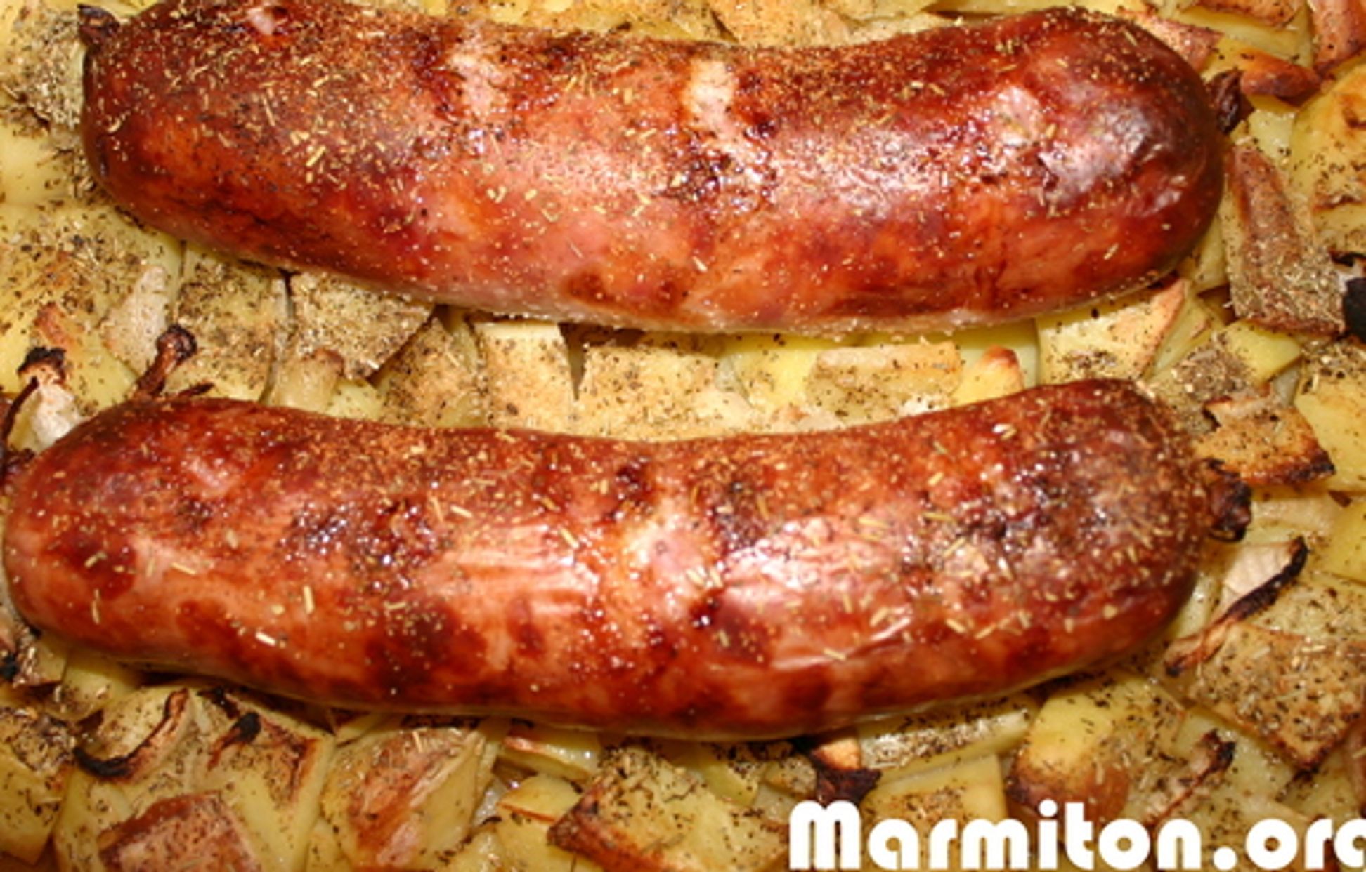 Saucisson au four et pommes de terre : Recette de Saucisson au four et