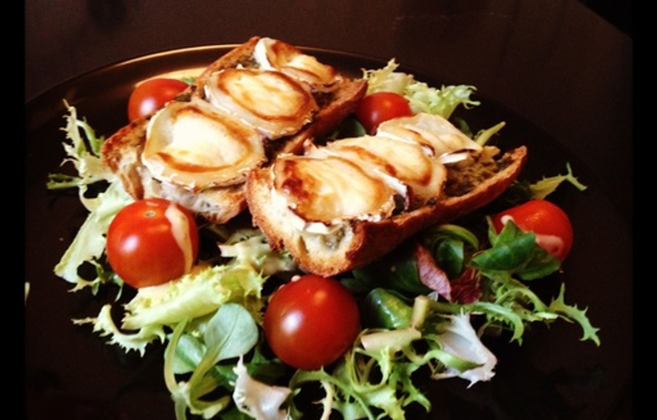 Salade de chèvre chaud au miel et pesto Recette de Salade de chèvre