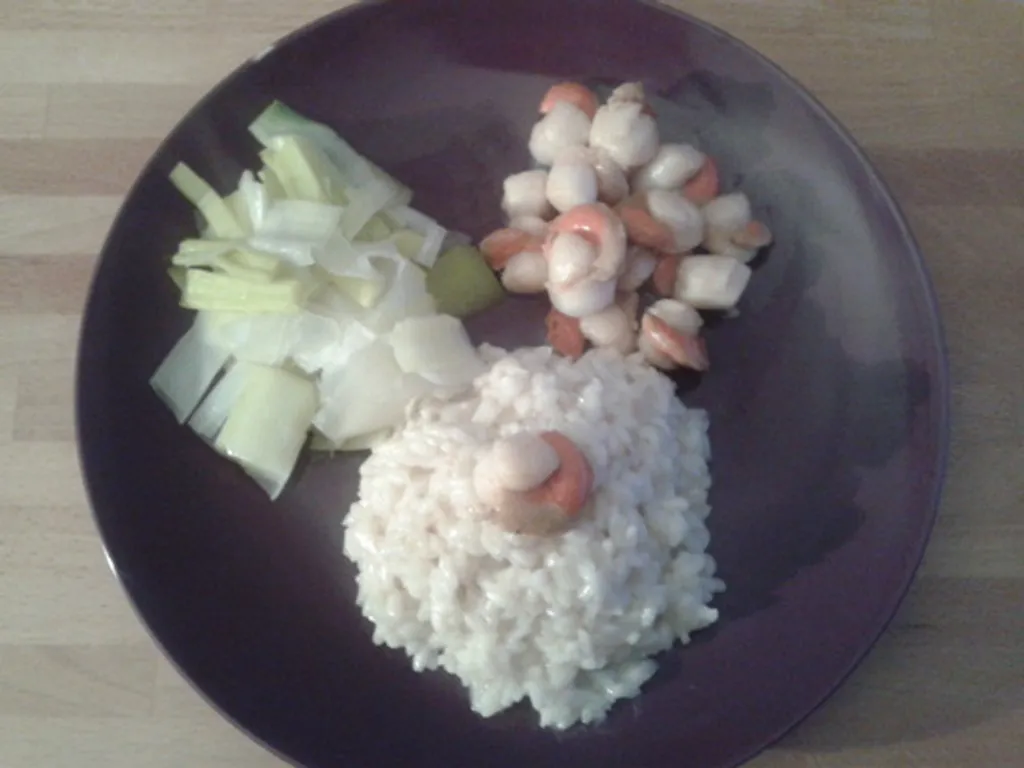 coquilles st jacques au gingembre sur lit de poireaux au vin blanc