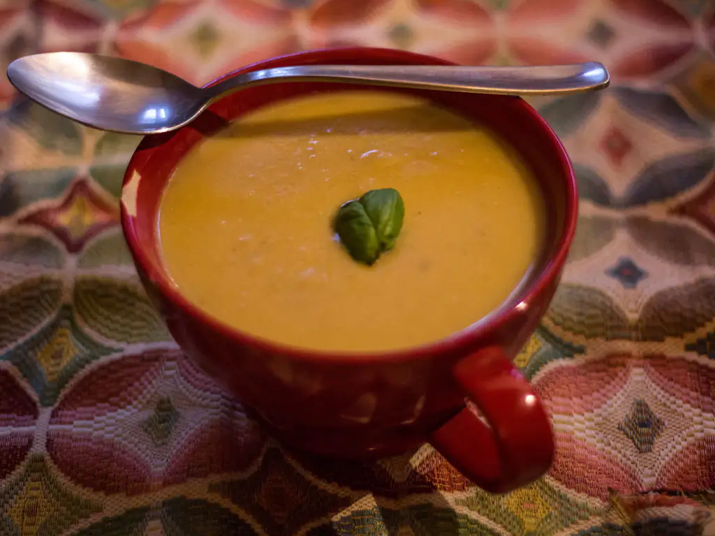 velouté de lentilles corail, fenouil et lait de coco