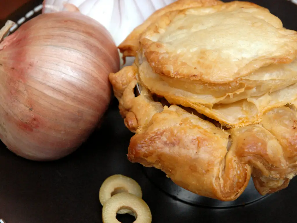 tourte au thon, olives et oignons