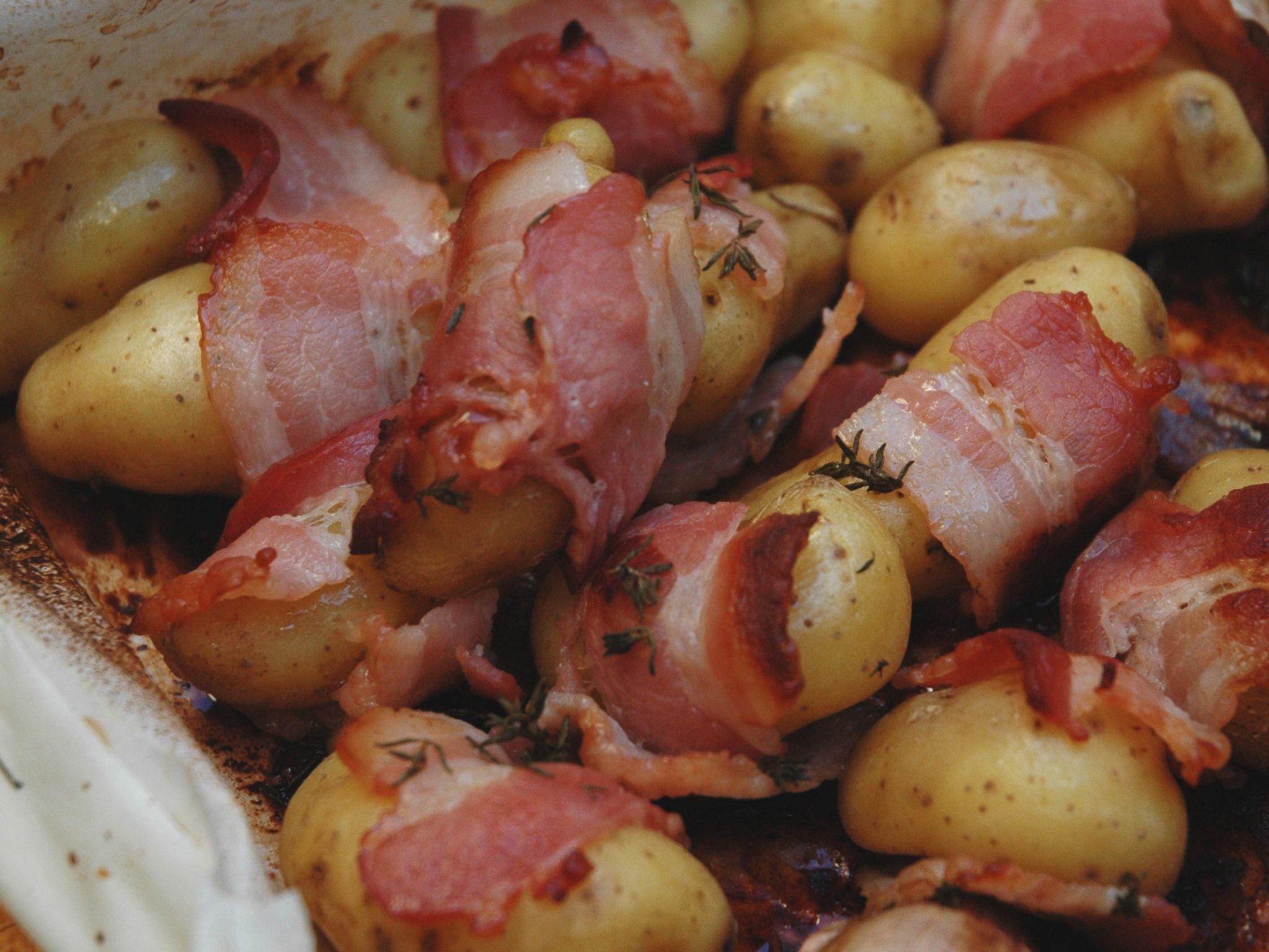 Pommes de terre lardées au vin blanc