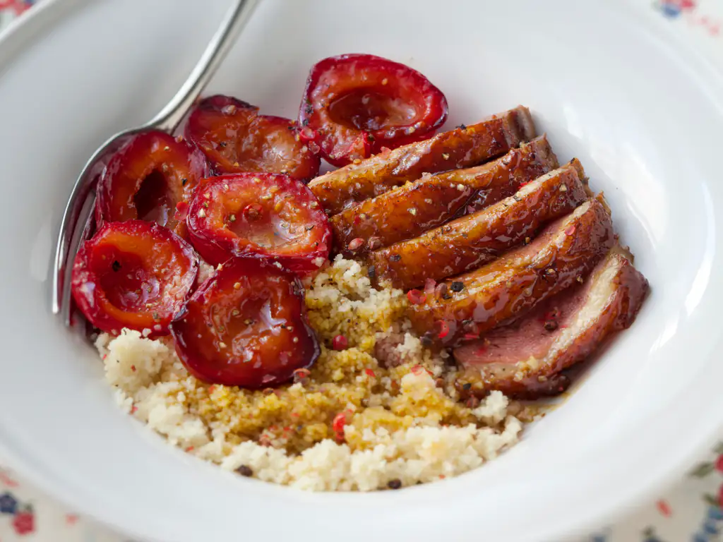 magret de canard aux prunes rouges