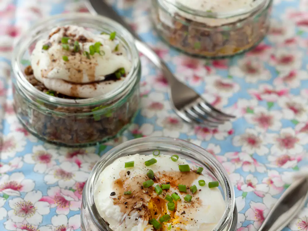 oeufs mollets sur lit de lentilles en salade