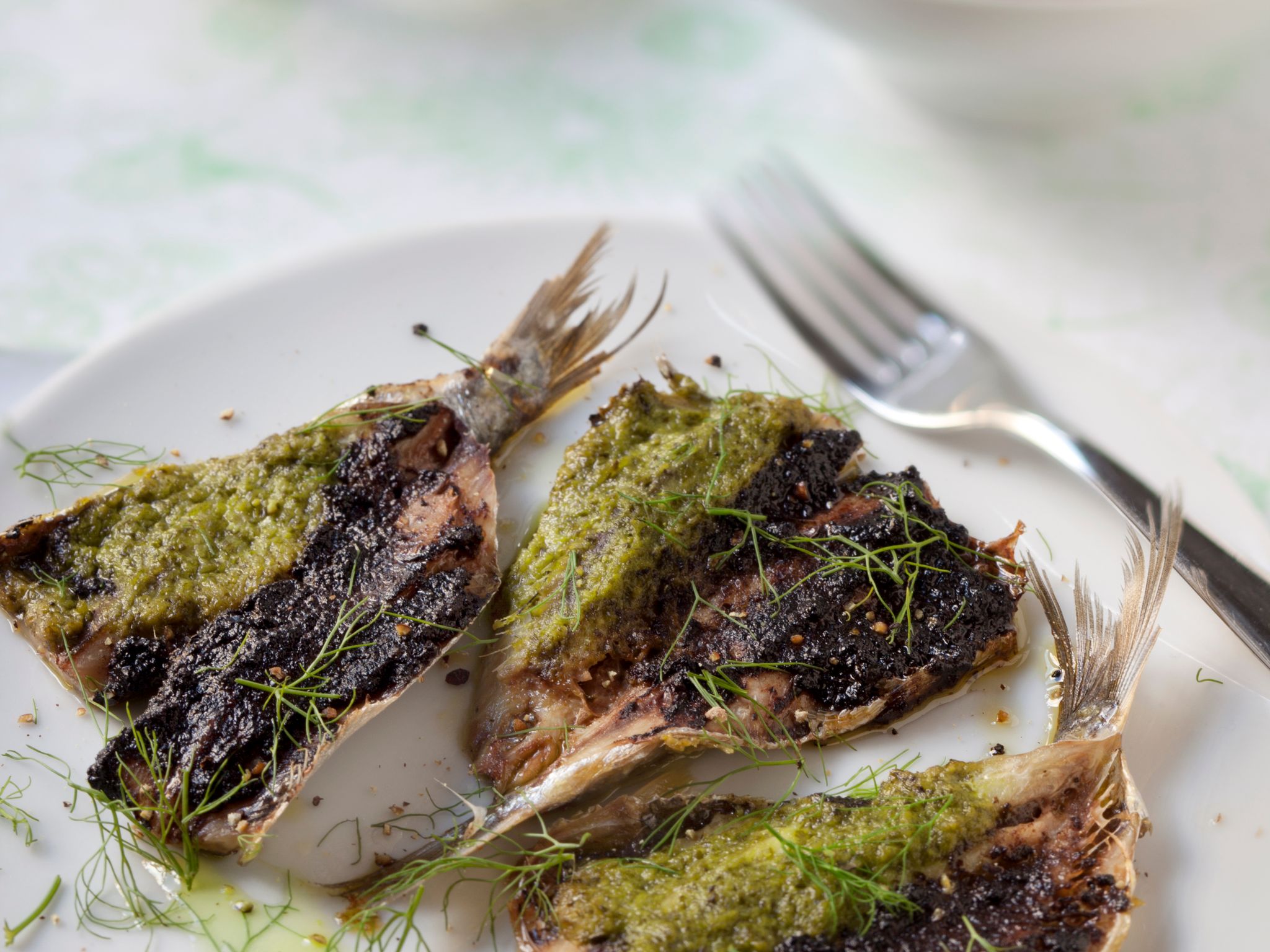 Sardines grillées à la tapenade et au basilic : Recette de Sardines ...