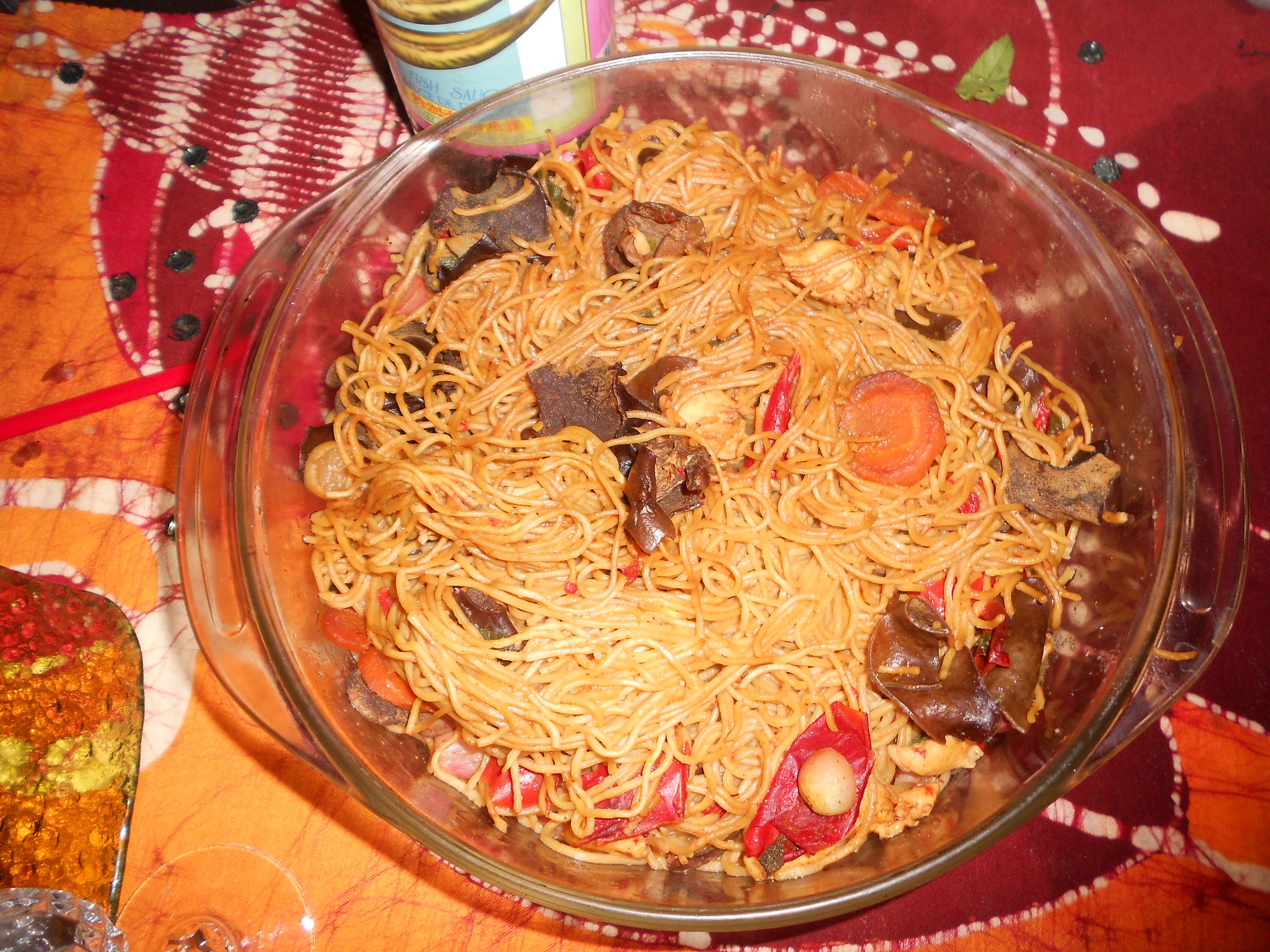 Nouilles sautées poulet poivron carotte et radis : Recette de Nouilles