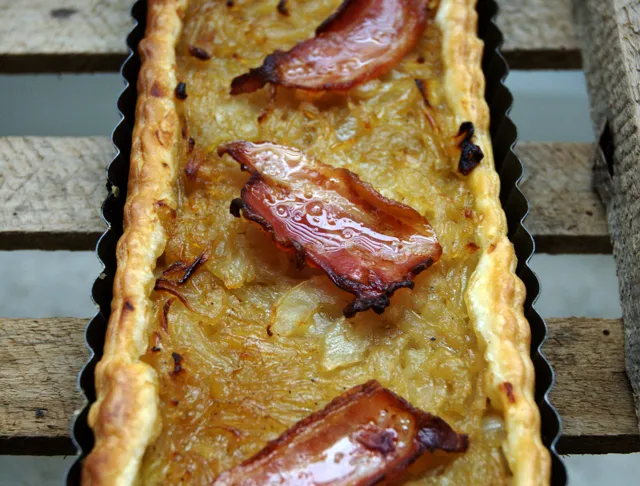 Tarte &agrave; l'oignon de Roscoff et au lard