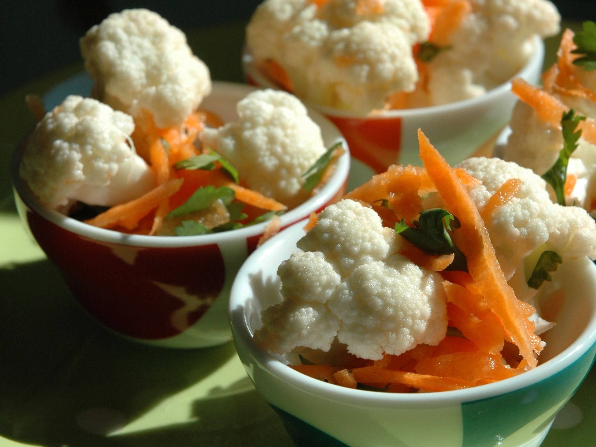 Salade de chou-fleur cru aux carottes : Recette de Salade de chou-fleur