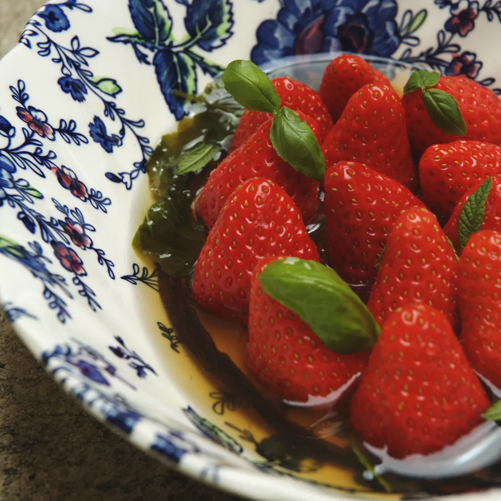 Recette minestrone de fruits frais à la rose et yaourt glacé - Marie Claire