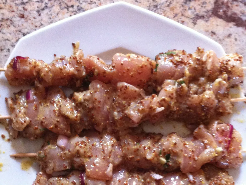 brochettes de poulet marinées au miel et à la moutarde à l'ancienne