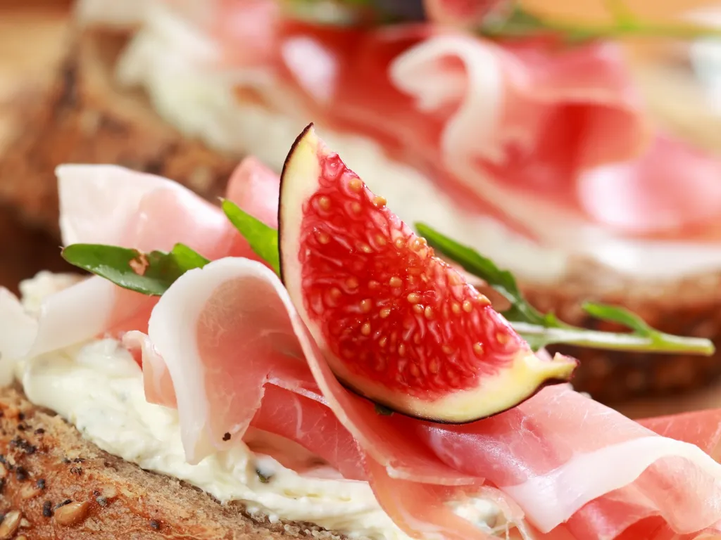 pain au jambon fumé, chèvre, figues et miel