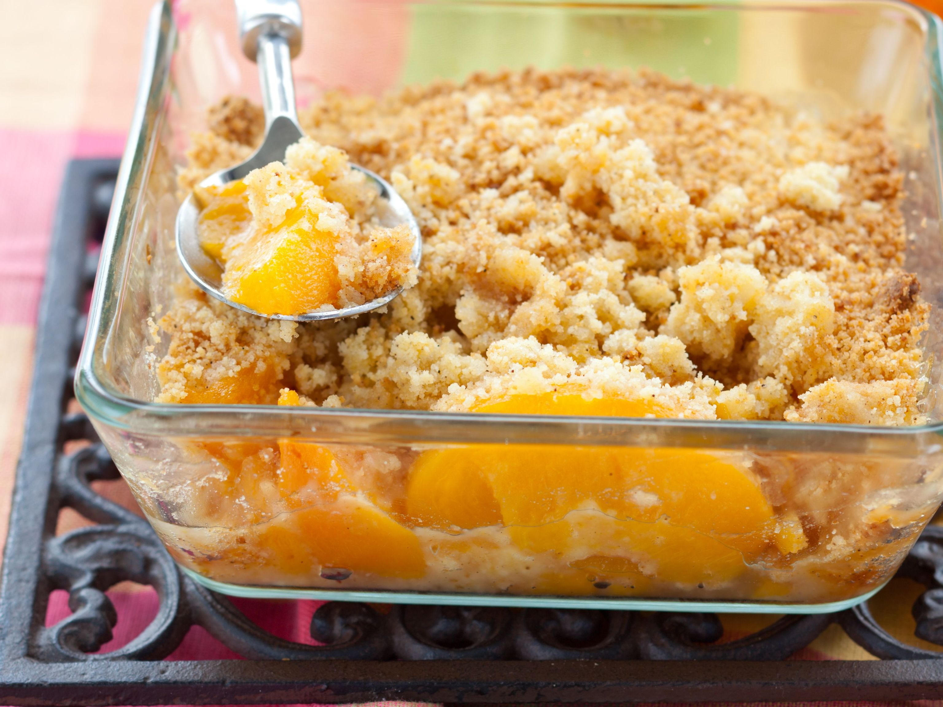 Crumble aux pêches et amandes : Recette de Crumble aux pêches et