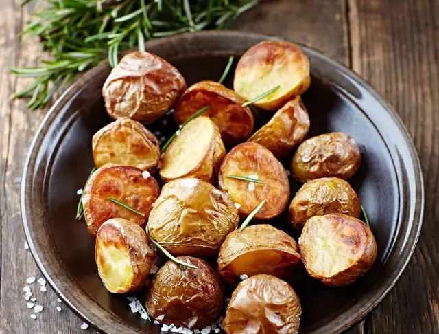 Pommes de terre au four au romarin : recette de Pommes de terre au four