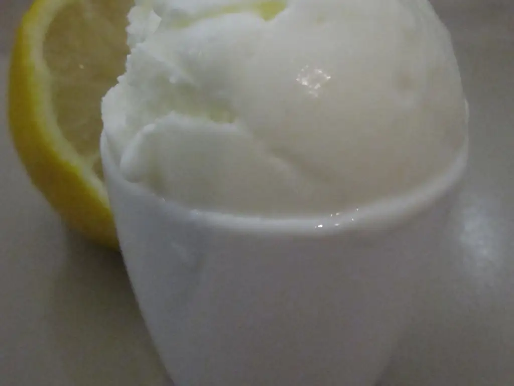 glace yaourt au citron (frozen yoghurt)