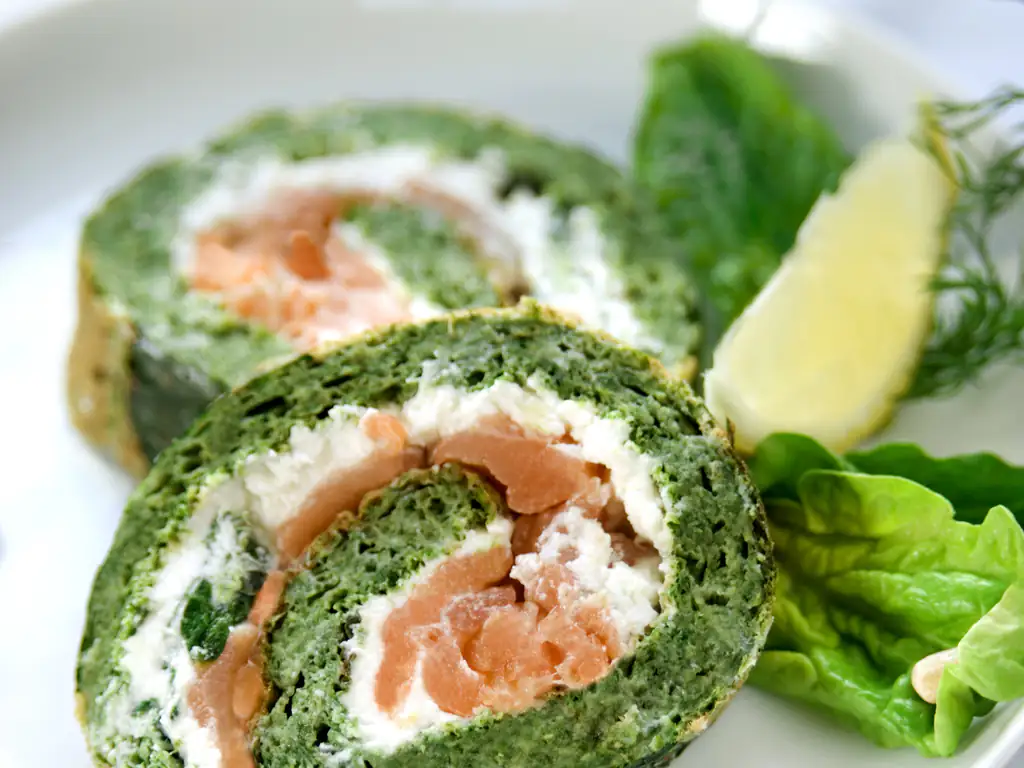 roulé au saumon et aux épinards