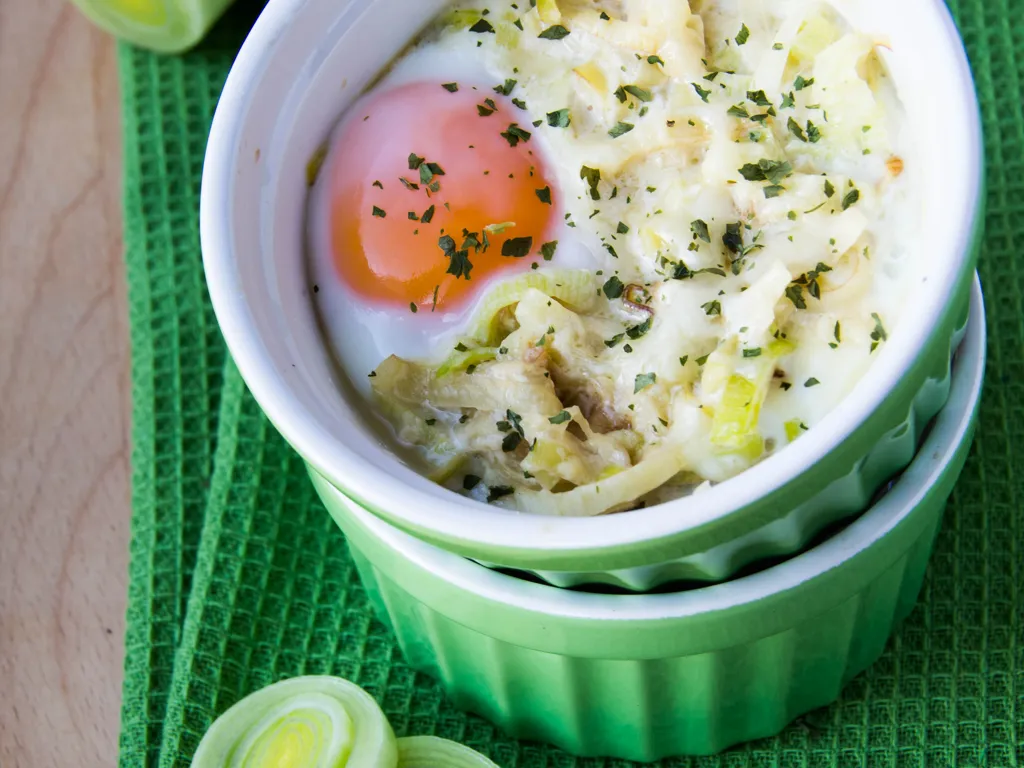 oeuf cocotte en cassolette sur sa fondue de poireaux