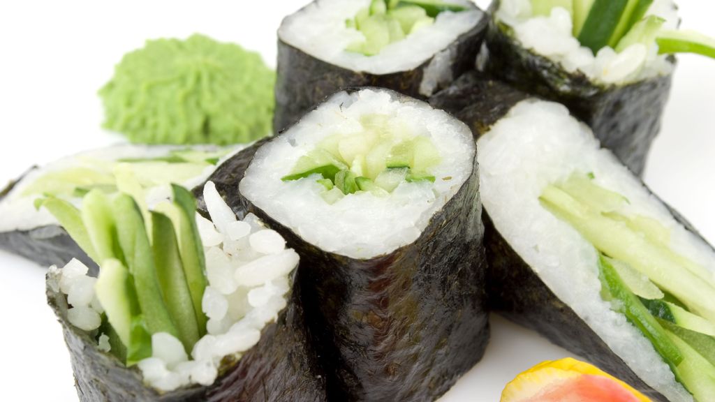 maki Sushi rouleau avec Avocat sur noir assiette 31754258 Photo de