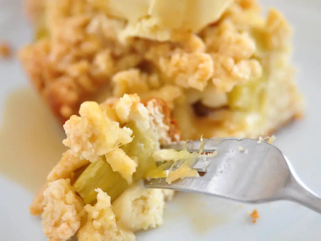 crumble à la pomme et à la rhubarbe