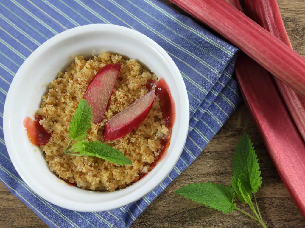 crumble de rhubarbe, fraises et noix de coco